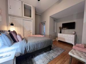 a bedroom with a bed and a tv and a couch at Beautiful 1BD With Balcony Hosted By StayRafa - 2F in Philadelphia