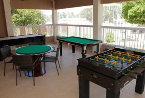 dos mesas de ping pong en una habitación con dos mesas en Apartamento em condomínio 24 hrs, en Juazeiro do Norte