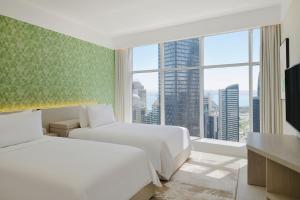 เตียงในห้องที่ Element by Westin West Bay Doha