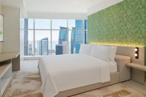 เตียงในห้องที่ Element by Westin West Bay Doha