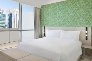 เตียงในห้องที่ Element by Westin West Bay Doha