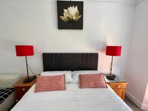 A bed or beds in a room at Golden Triangle Rooms