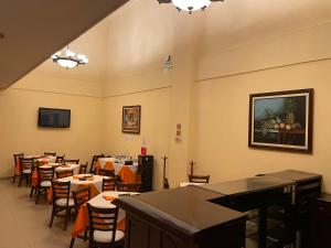ein Restaurant mit Tischen und Stühlen in einem Zimmer in der Unterkunft Hotel Centenario in Iguala de la Independencia