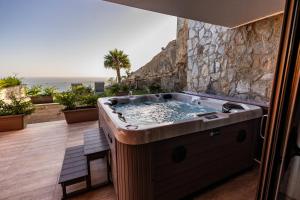 eine Whirlpool-Badewanne auf dem Balkon eines Hauses in der Unterkunft Serenity Amadores in Puerto Rico de Gran Canaria