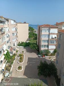 una vista aérea de un patio entre dos edificios en Kumburgaz Sahilde, Sitede, Konforlu, Manzaralı ve Klimalı Daire, en Büyükçekmece