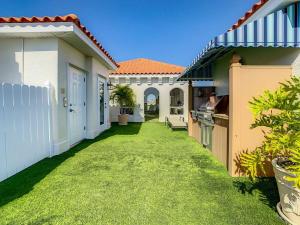 un cortile di una casa con un prato verde di Clearwater Penthouse 5 min Beach walk Heated Pool a Clearwater Beach