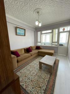 a living room with a couch and a coffee table at Kumburgaz Sahilde, Sitede, Konforlu, Manzaralı ve Klimalı Daire in Buyukcekmece