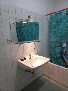 維也納的住宿－Hostel Wieden，一间带水槽和镜子的浴室