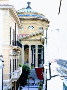 ein großes Gebäude mit einer Treppe davor in der Unterkunft Casa del Contrabbasso in Palermo