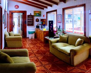 een woonkamer met 2 banken en een tafel bij Hostal OlaBrava in Pichilemu