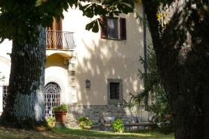 un edificio blanco con porche y patio en Residenza Villa Degli Ochi, en Sagginale