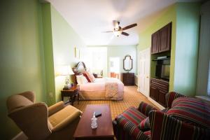 Habitación de hotel con cama y sofá en La Reserve Bed and Breakfast en Filadelfia