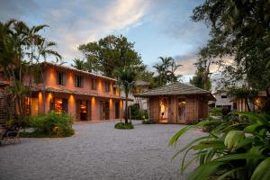 a large house with a courtyard in front of it at Na Praça Hotel in Trancoso