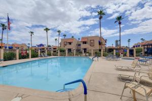 Басейн в или близо до Las Vegas Townhome with Community Pool and Hot Tubs!