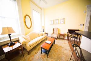 uma sala de estar com um sofá e uma mesa em La Reserve Bed and Breakfast em Filadélfia