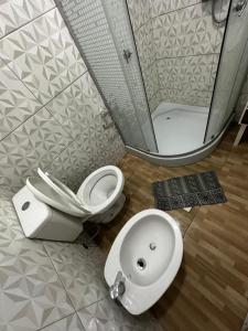 a bathroom with a toilet and a shower at La Posada del Viajero in Durazno