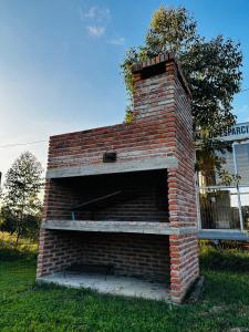 ドゥラスノにあるLa Posada del Viajeroの畑に腰掛けた煉瓦窯