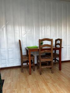 杜拉斯諾的住宿－La Posada del Viajero，桌子和两把椅子、桌子和椅子