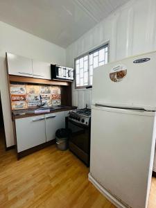 杜拉斯諾的住宿－La Posada del Viajero，厨房配有冰箱和炉灶。