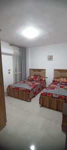 Al Ḩammād的住宿－حجز شاليهات مارينا دلتا ومارينا لاجونز，一间客房内配有两张床的房间