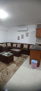 ein Wohnzimmer mit einem Sofa und einem Tisch in der Unterkunft حجز شاليهات مارينا دلتا ومارينا لاجونز in Al Ḩammād