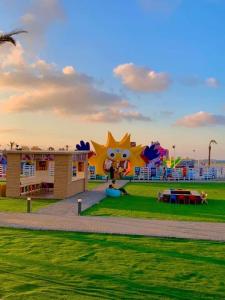 una gran cometa volando en el aire en un parque en حجز شاليهات مارينا دلتا ومارينا لاجونز en Al Ḩammād