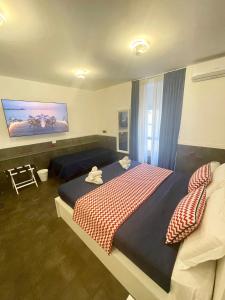 ein Schlafzimmer mit einem großen Bett und einem Sofa in der Unterkunft Yacht Club Angioino in Neapel