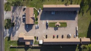 an overhead view of a parking lot with parked cars at Countryside Inn in Malakoff