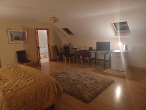 1 dormitorio con 1 cama, mesa y sillas en Country Haven eircode H54 AK31 en Galway