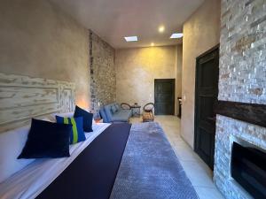 - un salon avec un canapé et une cheminée dans l'établissement L’Appuntamento en Val'Quirico, à Santeagueda