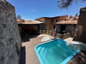 - une piscine en face d'une maison dans l'établissement L’Appuntamento en Val'Quirico, à Santeagueda
