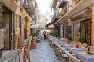 A restaurant or other place to eat at Casa del Contrabbasso