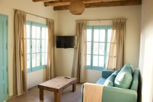 a living room with a couch and a table at Finca Rosablanca in Tunuyán