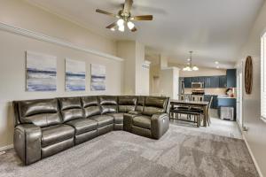 un soggiorno con divano in pelle e tavolo di Family-Friendly Clearfield Home with Hot Tub! a Clearfield