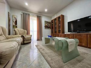 Zona d'estar a Timeless Elegance: Vintage 3-Bedroom Apartment