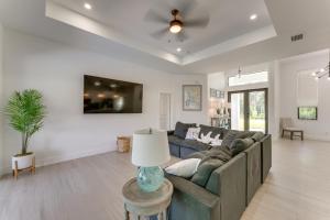 TV a/nebo společenská místnost v ubytování Private Pool and Grill Cape Coral Vacation Rental!