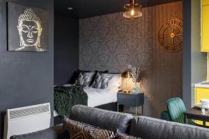 uma sala de estar com uma cama e um sofá em Opulence Studio in Sheffield em Sheffield