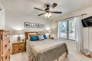 een slaapkamer met een bed en een plafondventilator bij Bright Townhome - 1 Mile to Downtown Cloudcroft in Cloudcroft