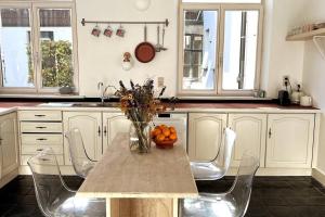 eine Küche mit einem Tisch mit einer Vase Orangen darauf in der Unterkunft Ruim Luxe Appartement in het Historische Centrum! in Gent