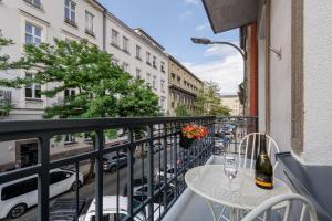 d'un balcon avec une table et une vue sur la rue. dans l'établissement Premium apartment in Parisian style in the heart of Old Krakow, à Cracovie