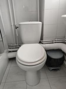 a bathroom with a white toilet in a stall at Expérience urbaine in Aubervilliers