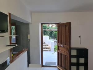 sala de estar con puerta que da a un patio en Nutt House with garden near the sea, en Altavilla Milicia