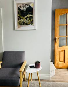 uma sala de estar com um sofá e uma mesa em The Lucky Oak em Belfast