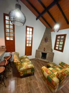un salon avec deux canapés et une cheminée dans l'établissement Chalé Vale das Minas Gerais, à Camanducaia 20 autres photos