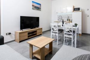 スプリトにあるApartment Delalleのリビングルーム(テレビ、テーブル、椅子付)