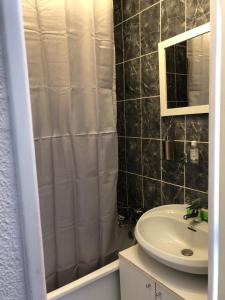 uma casa de banho com um lavatório e uma cortina de chuveiro em 213 Paradise Island Vue port em Cap d'Agde
