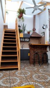 Habitación con escalera y cocina con techo. en Casa Fibonacci, en Valparaíso