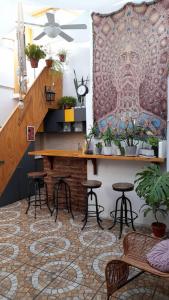 une chambre avec des tables et une tapisserie sur le mur. dans l'établissement Casa Fibonacci, à Valparaíso