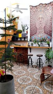 a living room with a table and chairs and a rug at Casa Fibonacci in Valparaíso