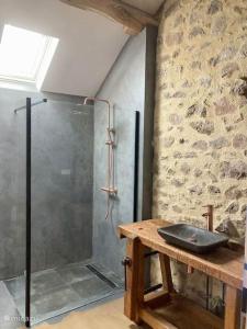 baño con ducha y mesa de madera en Ruime woning in de Morvan, Bourgogne met seizoensgebonden zwembad, en Brassy